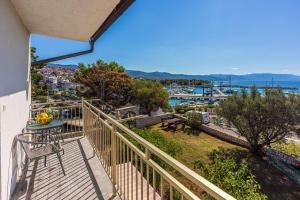 Helles Apartment nur 100 Meter zum Strand mit Meerblick, Parkplatz, BBQ