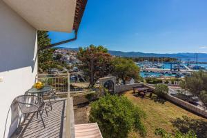 Helles Apartment nur 100 Meter zum Strand mit Meerblick, Parkplatz, BBQ