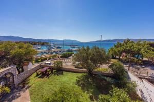 Helles Apartment nur 100 Meter zum Strand mit Meerblick, Parkplatz, BBQ