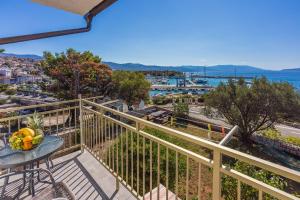 Helles Apartment nur 100 Meter zum Strand mit Meerblick, Parkplatz, BBQ