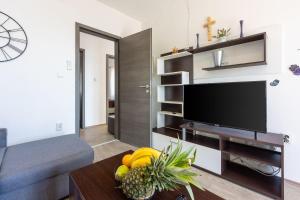 Helles Apartment nur 100 Meter zum Strand mit Meerblick, Parkplatz, BBQ