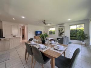Mooloolaba beach 7 mins Pet and family friendly home by Custom Bnb Hosting