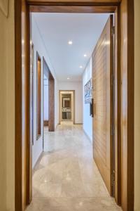 Sunny Spacious 3 BR Apartment CIL view