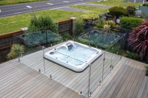 Crystal Palace Kilcunda, Luxury Coastal Retreat with Ocean Views, Spa, Fireplace, EV-Ready, Pet-Friendly Comfort