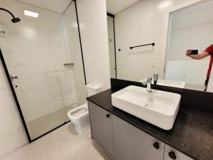 Casa nova, totalmente climatizada em condomínio de luxo