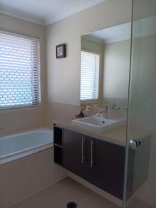 Victoria Point Queen Bed & Breakfast