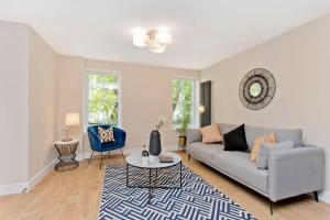 Stylish 2 Bed City Centre Apartment with Parking