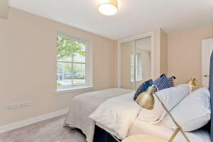 Stylish 2 Bed City Centre Apartment with Parking