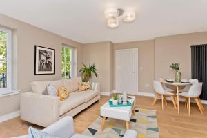 Modern Central 2 Bed Apartment with Parking