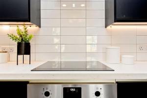 Modern Central 2 Bed Apartment with Parking