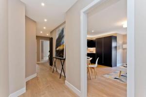 Modern Central 2 Bed Apartment with Parking