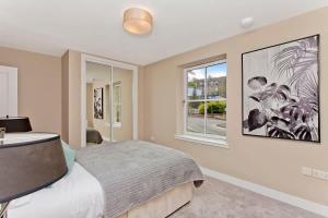 Modern Central 2 Bed Apartment with Parking