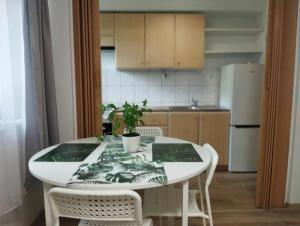 2-room, garden, close to the center