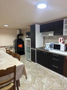 Mountain Cabin with a hot tub with jacuzzi jets