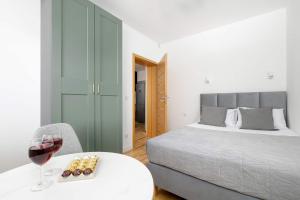 Funkcjonalny Apartament z Parkingiem w Otoczeniu Górskiego Krajobrazu by Noclegi Renters