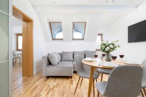 Funkcjonalny Apartament z Parkingiem w Otoczeniu Górskiego Krajobrazu by Noclegi Renters