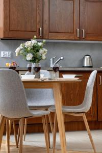 Funkcjonalny Apartament z Parkingiem w Otoczeniu Górskiego Krajobrazu by Noclegi Renters