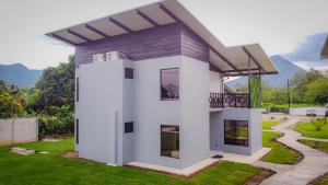 Villa SunVilla for 8 with Volcano Views & Family Comfort