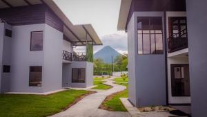 Villa SunVilla for 8 with Volcano Views & Family Comfort