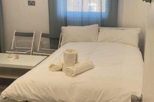 Studio - Sleeps 2 - Action Park and Stn Close