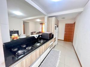 Apartamento em Bombinhas com Churrasqueira - 150m do Mar