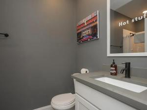 Stylish 3BR Townhome - 3 Mi to Broadway & Ryman