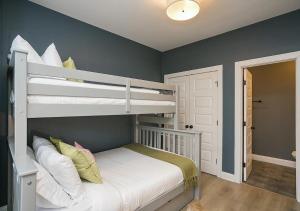 Stylish 3BR Townhome - 3 Mi to Broadway & Ryman