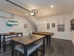 Stylish 3BR Townhome - 3 Mi to Broadway & Ryman