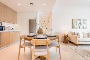 Prime Waterfront Location with Stunning Palm Jumeirah Views, Close to Dubai Top Attractions - Beach Vista Tower 2, Emaar Beachfront by Deluxe Holiday Homes