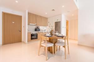 Prime Waterfront Location with Stunning Palm Jumeirah Views, Close to Dubai Top Attractions - Beach Vista Tower 2, Emaar Beachfront by Deluxe Holiday Homes