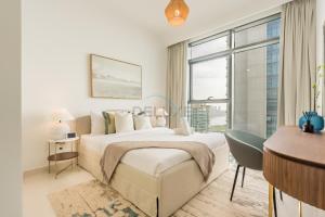 Prime Waterfront Location with Stunning Palm Jumeirah Views, Close to Dubai Top Attractions - Beach Vista Tower 2, Emaar Beachfront by Deluxe Holiday Homes