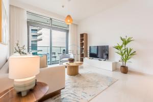Prime Waterfront Location with Stunning Palm Jumeirah Views, Close to Dubai Top Attractions - Beach Vista Tower 2, Emaar Beachfront by Deluxe Holiday Homes