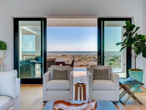 Brand New Custom Oceanfront home- Stunning views, 6 bd, pool, elevator