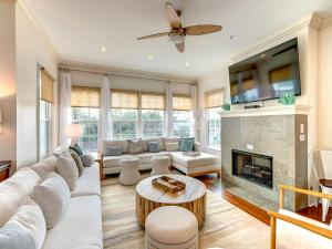 Pavilion a la Plage on Isle of Palms PORCH, GAS GRILL, STEPS FROM THE BEACH!