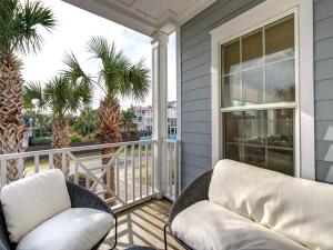 Pavilion a la Plage on Isle of Palms PORCH, GAS GRILL, STEPS FROM THE BEACH!