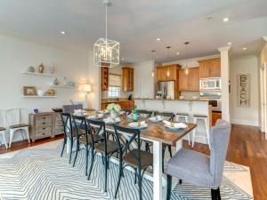 Pavilion a la Plage on Isle of Palms PORCH, GAS GRILL, STEPS FROM THE BEACH!