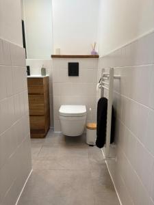 Spacious 4 Bedroom House by Oxford Train Station