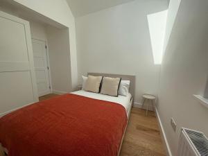 Spacious 4 Bedroom House by Oxford Train Station