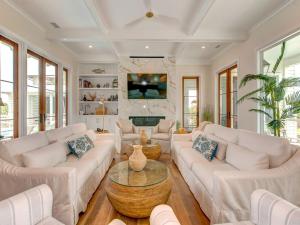 Brand New Luxury 6 bedrooms, 7.5 bathrooms, pool, spa, elevator, ocean views