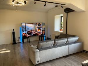 The Onyx Glow- 99m2 Designer Loft