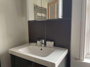 Spacious Victorian for 10 across Royal Infirmary with FREE PARKING