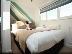 Stonehouse Lane by N And N Stays, Large 5 bed House Perfect for Contractors and Corporate Stays, Long Stay Disc Available, Free Pvt Parking and fast Wifi