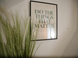 Stonehouse Lane by N And N Stays, Large 5 bed House Perfect for Contractors and Corporate Stays, Long Stay Disc Available, Free Pvt Parking and fast Wifi