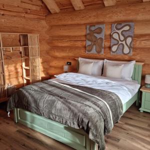 Sparrows Nest Spacious Mountain Chalet with Hot Tub and Panoramic Views