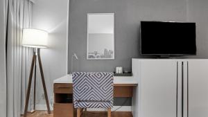 723 I Beautiful King Hotel Room