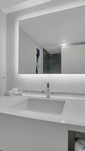 723 I Beautiful King Hotel Room