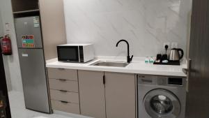 مدنايت -midnight