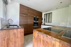 Le Papillon F3 moderne avec terrasse et parking