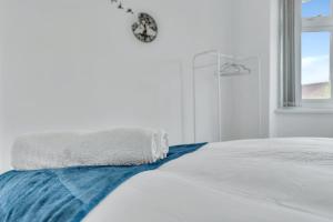 4 Bedroom Home, Sleeps 7, Driveway with Free Parking, Near Station, Welcome Contractors & Families