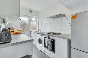 4 Bedroom Home, Sleeps 7, Driveway with Free Parking, Near Station, Welcome Contractors & Families